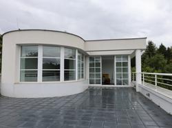 ФУНКЦИОНАЛИСТСКАЯ ВИЛЛА С ЧАСТНЫМ ПАРКОМ, 15 КМ ОТ ПРАГИ