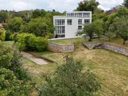 ФУНКЦИОНАЛИСТСКАЯ ВИЛЛА С ЧАСТНЫМ ПАРКОМ, 15 КМ ОТ ПРАГИ