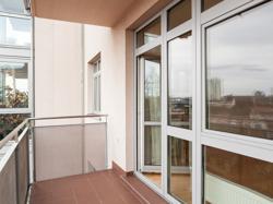 Pronájem 4+kk+2x balkon, 130 m2, v luxusním uzavřeném areálu „Zvonařka“ na Vinohradech 
