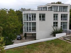 ФУНКЦИОНАЛИСТСКАЯ ВИЛЛА С ЧАСТНЫМ ПАРКОМ, 15 КМ ОТ ПРАГИ